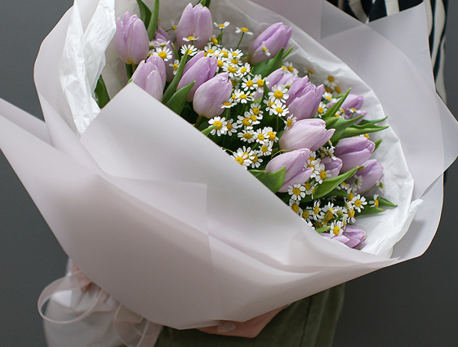 Букет из лавандовых тюльпанов и ромашки Фото